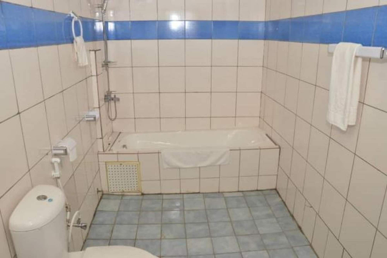 Bathroom 4, Hôtel - Y, Wouri
