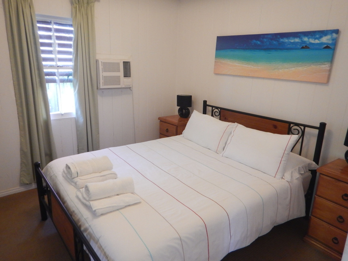Bedroom 2, Charming, Private 3-Bedroom Cottage By The Bay, Wynnum
