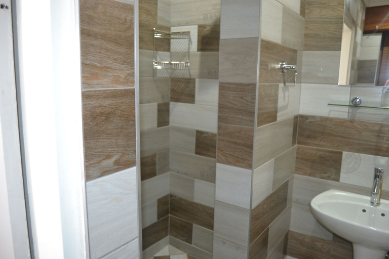 Bathroom 5, Dara Guest House, Gert Sibande