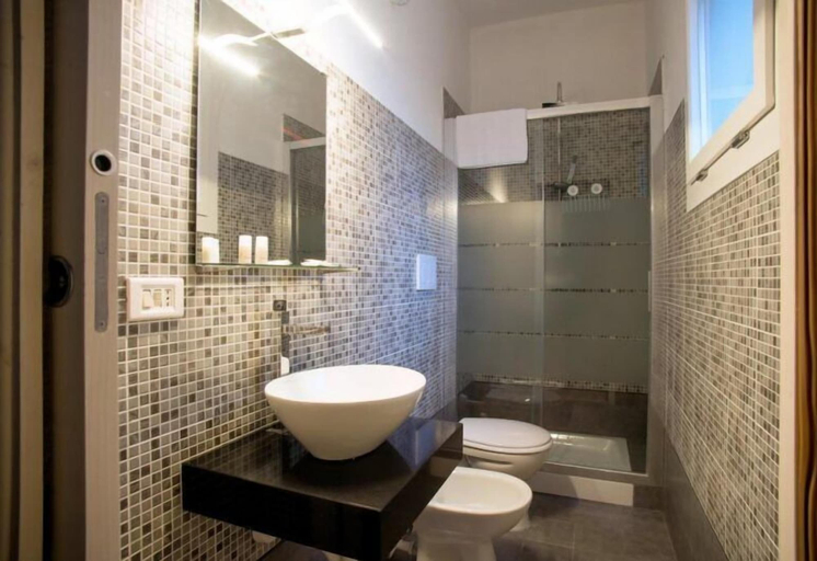 Bathroom 4, Galleria Romi, Lecce