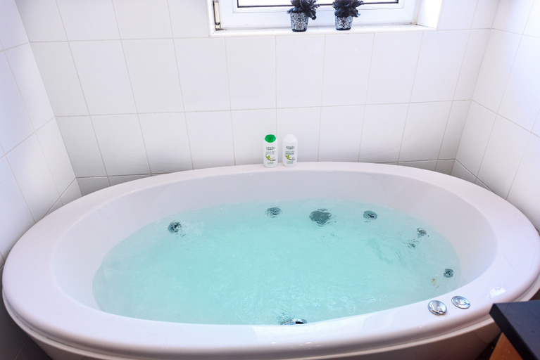 Bathroom 4, Britannia Penthouse, Edinburgh