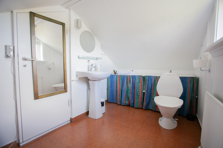 Bathroom 4, Red Robin - Vacation homes next to Svartifossur waterfall, Tórshavn