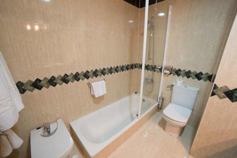 Bathroom 4, Hotel La Familia Gallo Rojo, Alicante