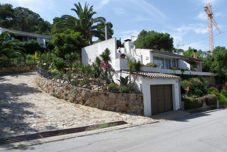 Exterior & Views