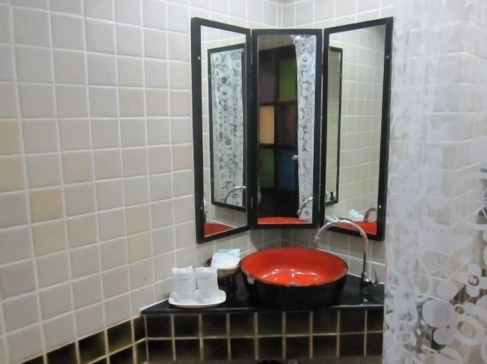 Bathroom 5, Wangburapa Grand Hotel, Muang Chiang Mai