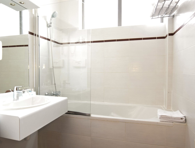 Bathroom 5, Residhotel Impérial Rennequin, Paris