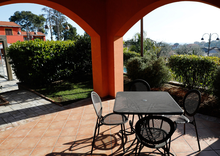 Exterior & Views 23