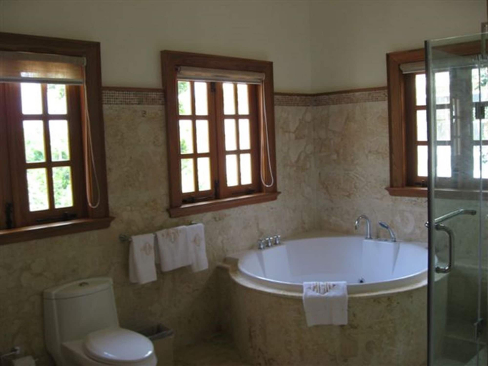Bathroom, Tortuga D-2, Salvaleon de Higuey