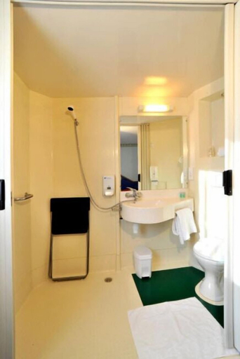 Bathroom 5, Fasthotel Vendôme, Loir-et-Cher