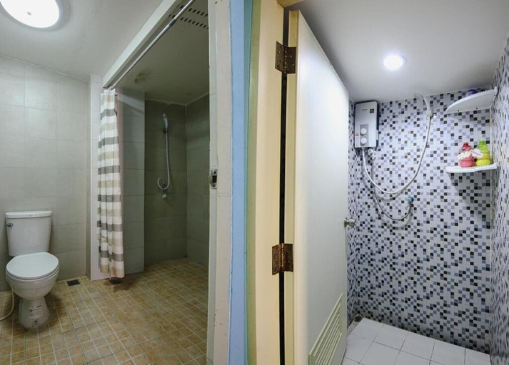 Bathroom 3, Hua Hin Lubsabai Hostel, Hua Hin