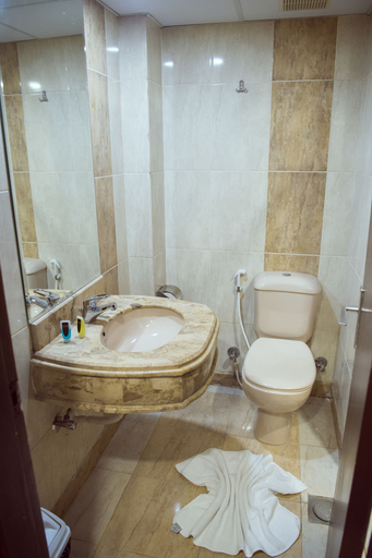Bathroom 5, Salma Hotel, Ad-Duqi
