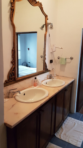 Bathroom 4, Albergo Montechiari, Pisa