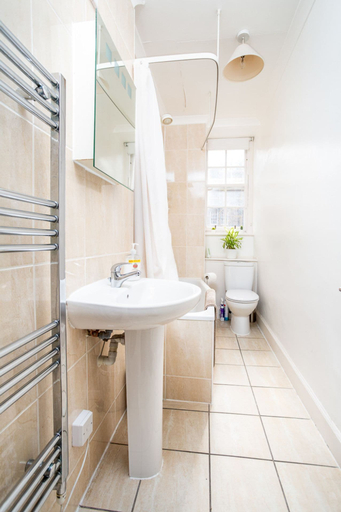 Bathroom, Lovely 2-bed Apartment in Old Town Edinburgh, Edinburgh