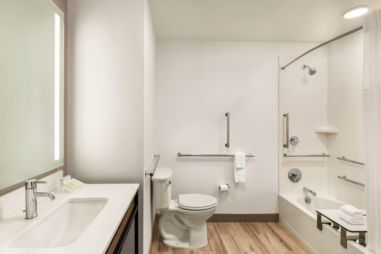 Bathroom 4, Hilton Garden Inn Seattle Airport, SeaTac