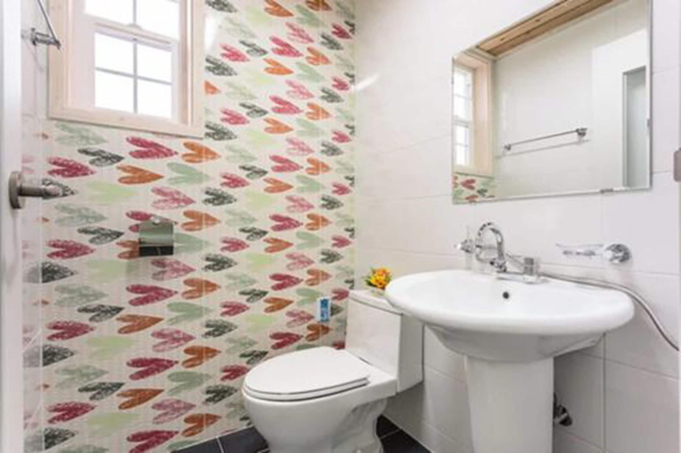 Bathroom 4, Aewol Bada Hyanggi, Jeju