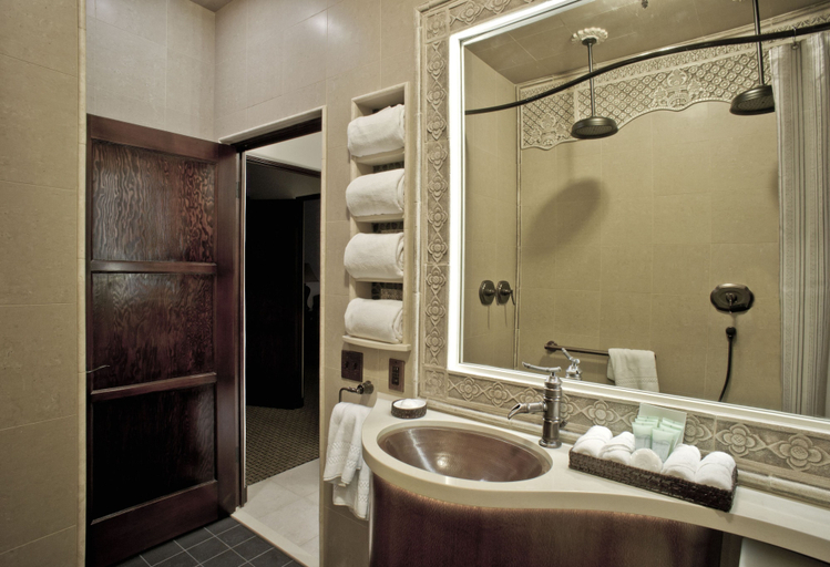 Bathroom 4, Pantai Inn, San Diego