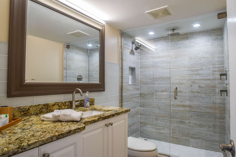 Bathroom 4, Beach & Tennis 1207, Lee
