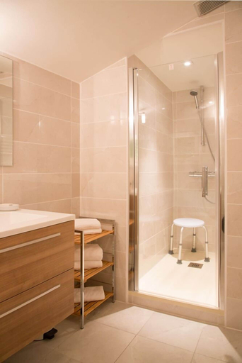 Bathroom 4, Hostellerie de la Roseraie, Gers