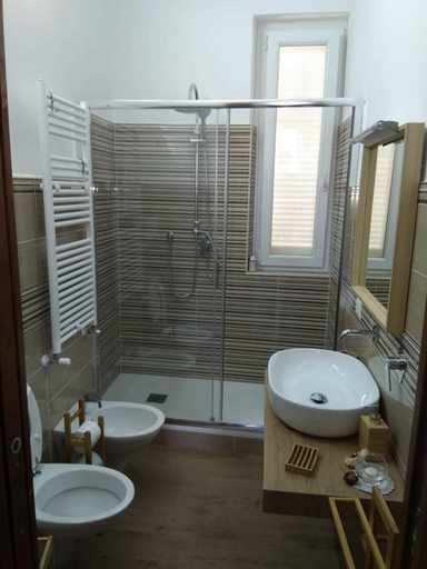 Bathroom 5, Torre Angellara B&B, Salerno