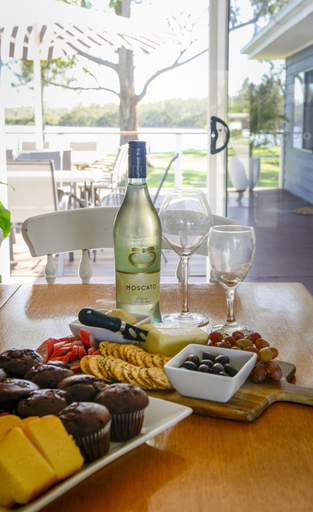 Food & Drinks 5, Laguna Lodge Holiday Units, Shoalhaven - Pt B