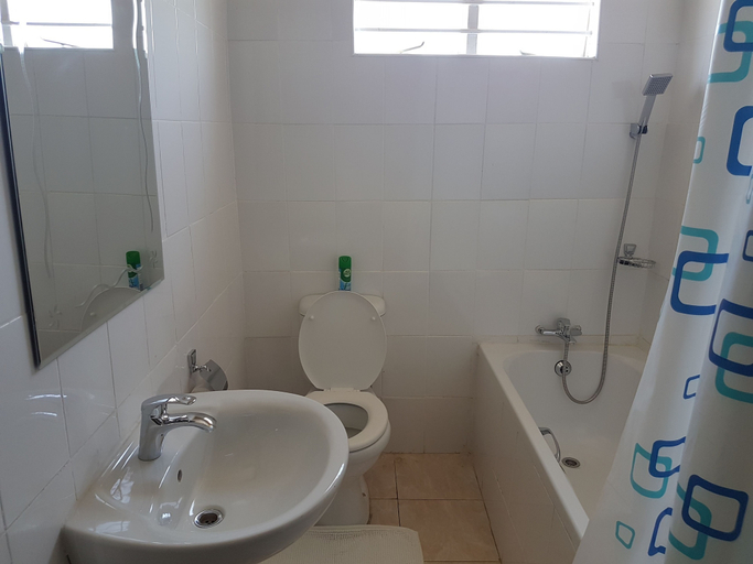Bathroom, Sumbulwa Apartments, Livingstone