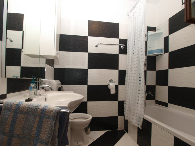 Bathroom 4, Apartment 949, Pula