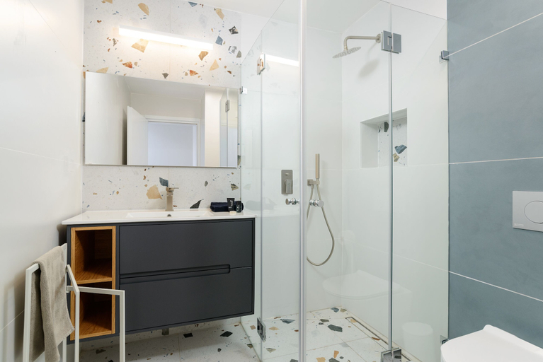 Bathroom 4, Elegant Duplex with XL Patio by FeelHome