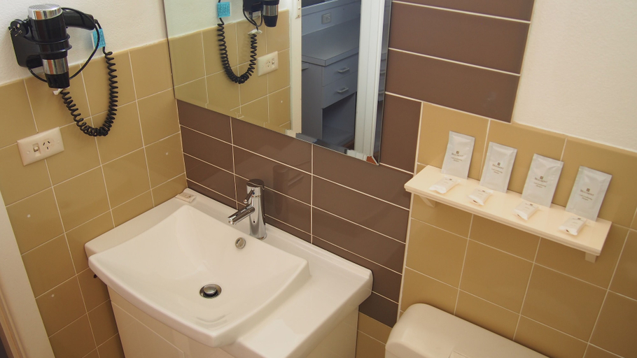 Bathroom 4, Queanbeyan Motel, Queanbeyan