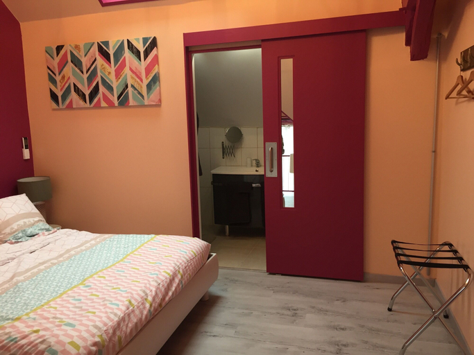Bedroom 2, Le Rouge & Blanc, Yonne