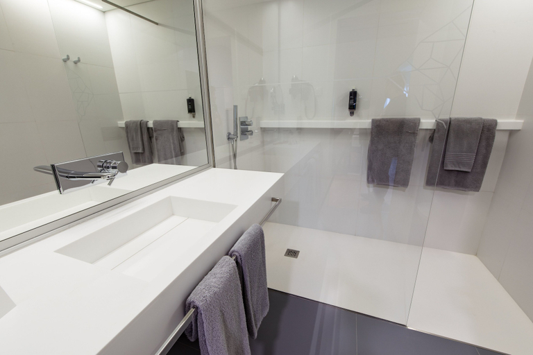 Bathroom 4, Ilha Hostel & Suites, Ponta Delgada