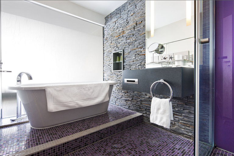 Bathroom 5, Cliff House Hotel