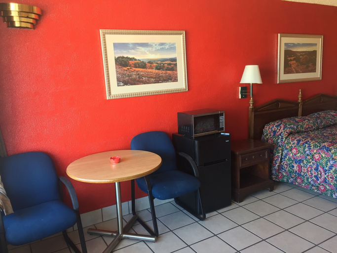 Bedroom 2, Budget Inn, Travis