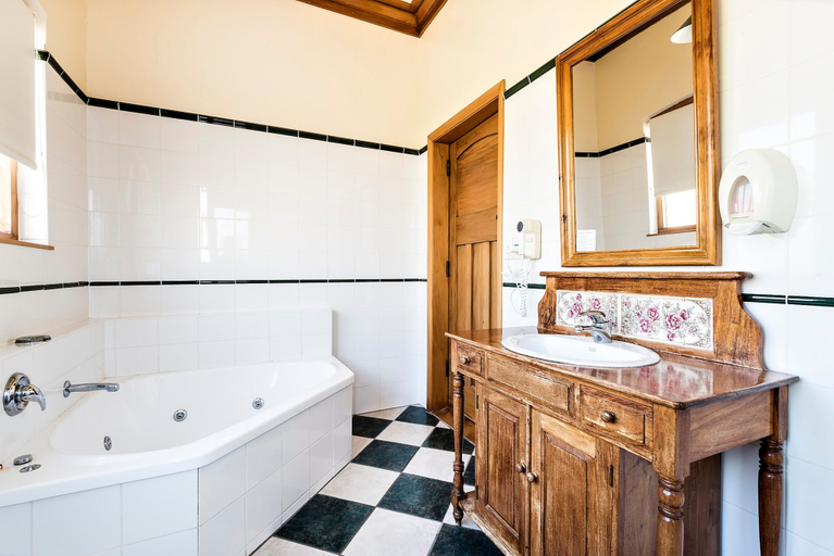 Bathroom 3, Halswell Lodge - Motel, Wellington