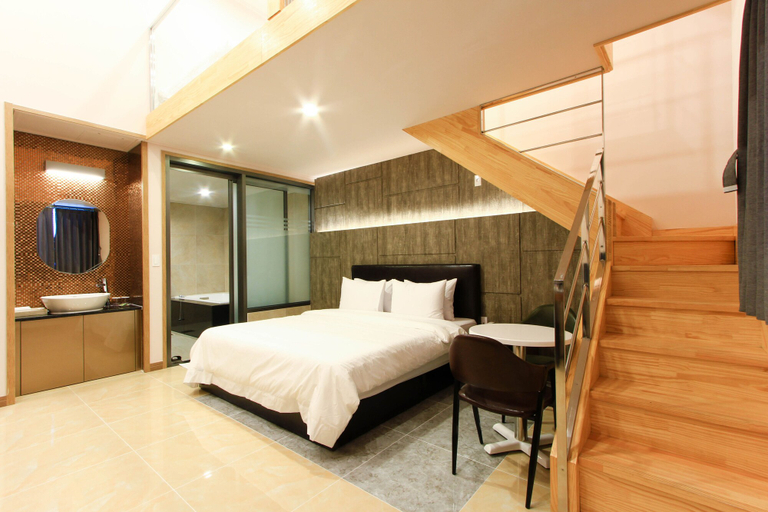 Bedroom 3, The King Hotel, Yeonje