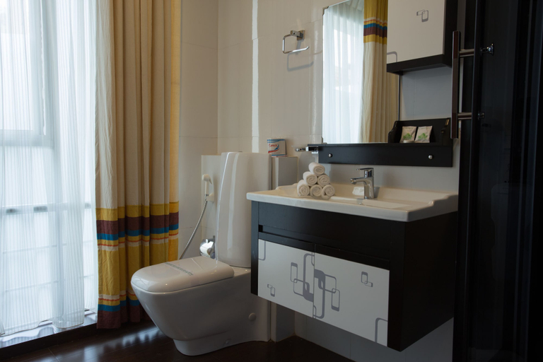 Bathroom 5, Oak Ray Serene Garden Hotel, K.F.G. & G. Korale