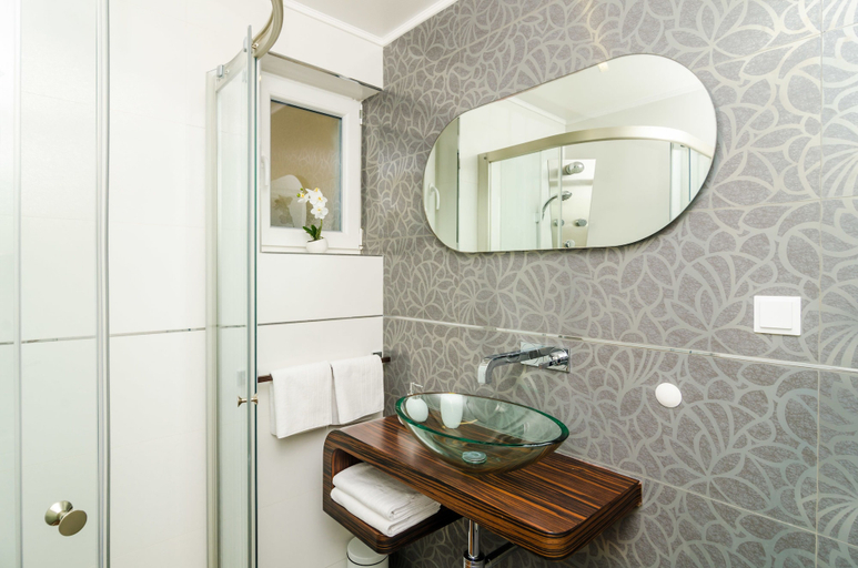 Bathroom 4, Magellan Deluxe One, Dubrovnik