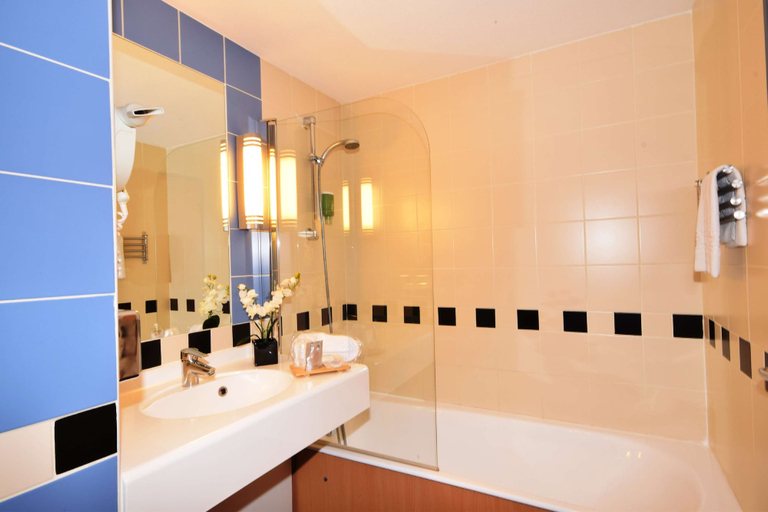 Bathroom 5, Kyriad Prestige - Bordeaux Aeroport, Gironde