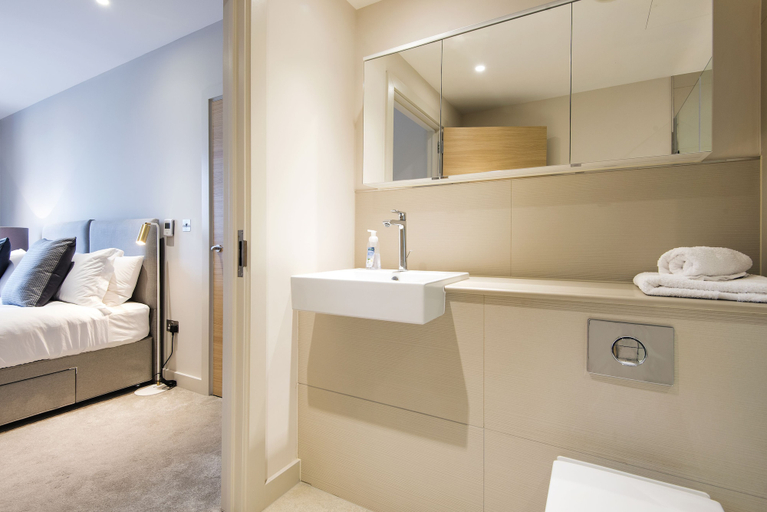 Bathroom 4, Deluxe Victoria Home close to Buckingham Palace, London