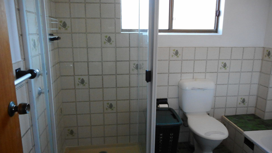 Bathroom 4, Azure Beach Stop, Kempsey
