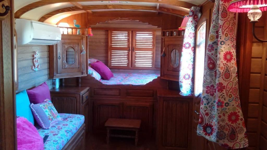 Bedroom 3, Roulotte La Nanouche, Gard