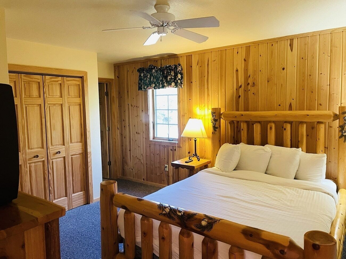 Bedroom 4, Drummond Island Resort, Chippewa