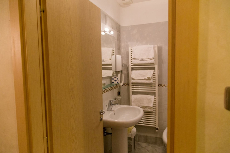 Bathroom 5, Albergo della Posta, Catanzaro