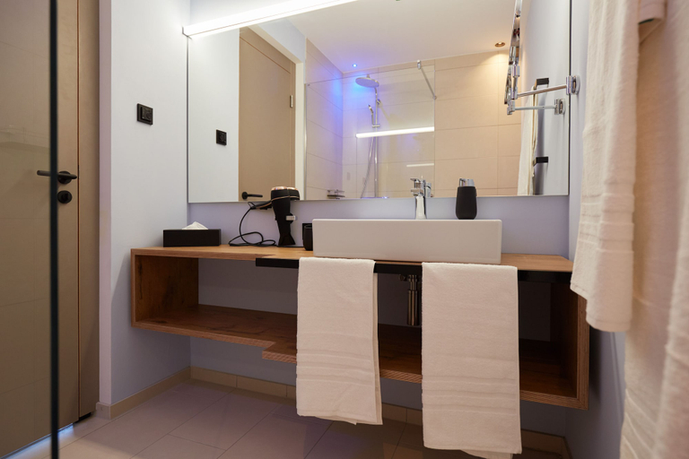 Bathroom 5, Sternen Bohlingen Aparthotel, Konstanz