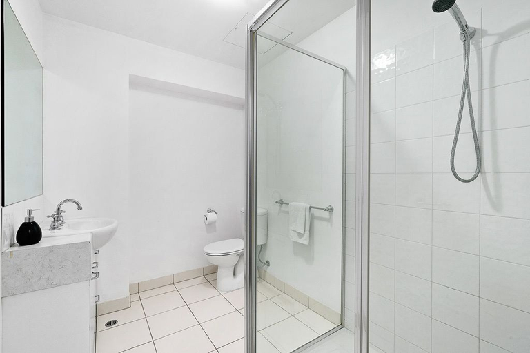 Bathroom, LIZZI, Melbourne Studio Apartment, Melbourne