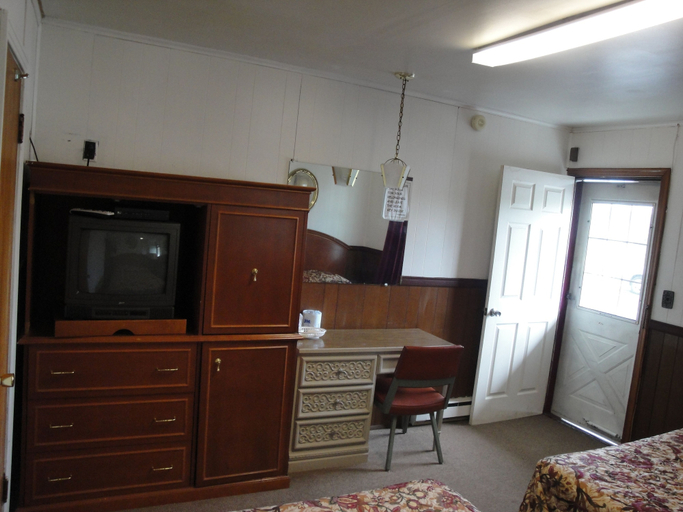 Bedroom 4, Jade Inn Motel, Erie