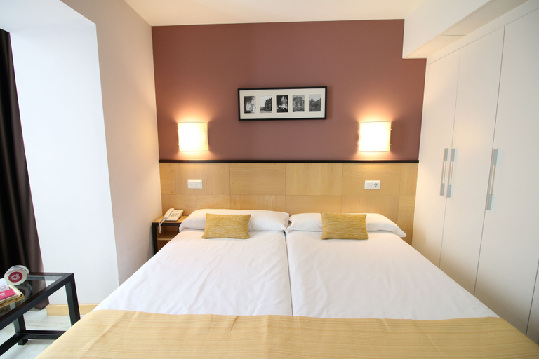 Bedroom 2, Alda Entrearcos, Burgos