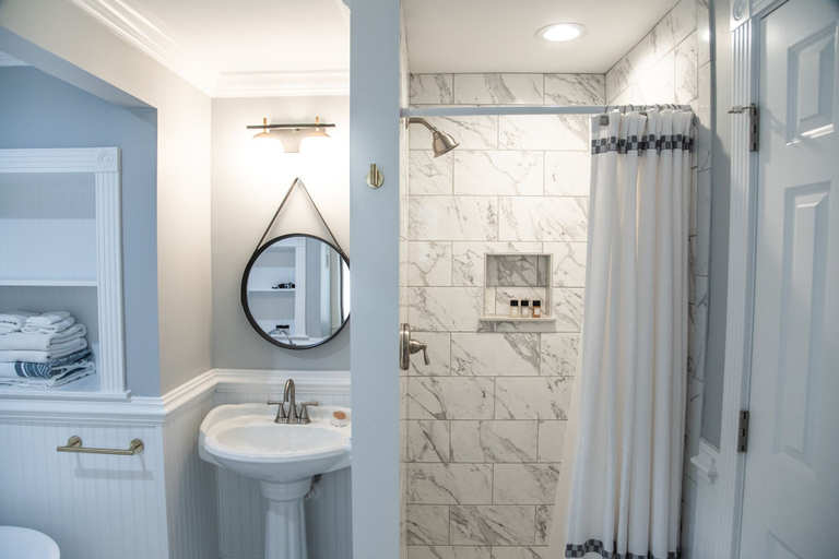 Bathroom 3, The Burrus House Inn Waterfront Suites, Dare