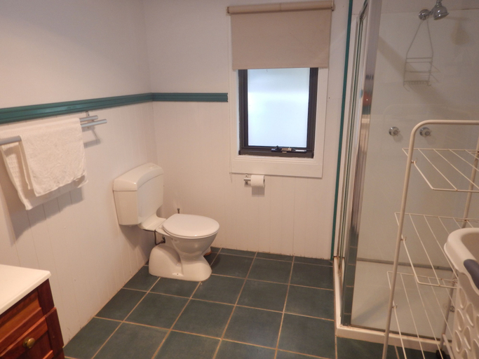 Bathroom 3, Charming, Private 3-Bedroom Cottage By The Bay, Wynnum