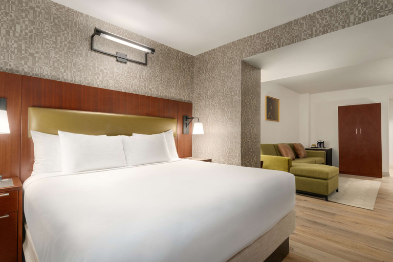 Bedroom 3, DoubleTree by Hilton New York Downtown, New York