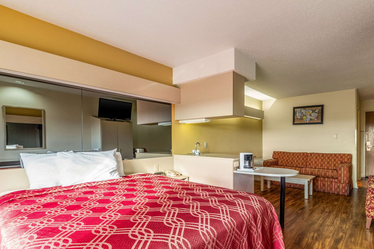 Bedroom 2, Econo Lodge Inn & Suites Evansville East, Vanderburgh